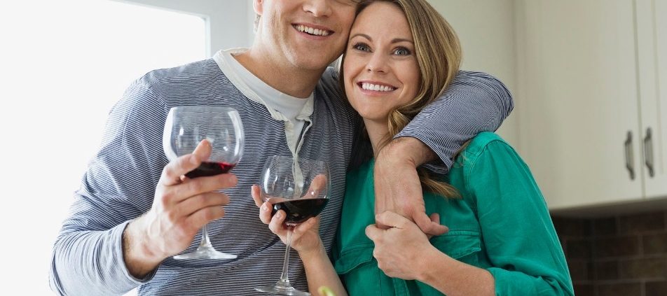Beber vinho deixa o casamento mais feliz