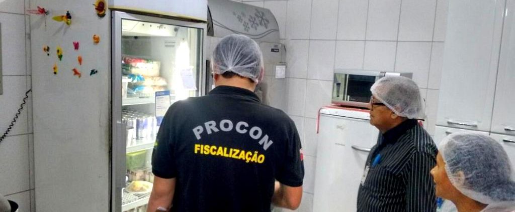 Procon encontra alimentos vencidos em sete restaurantes famosos de SP 