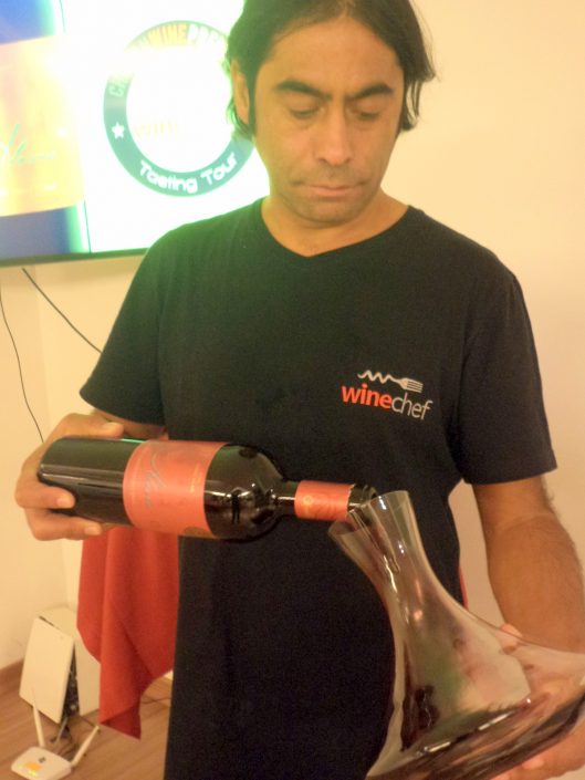 O Sommelier Conseil Alex Ordenes, decantando o vinho Chocalan Alexia, 2011