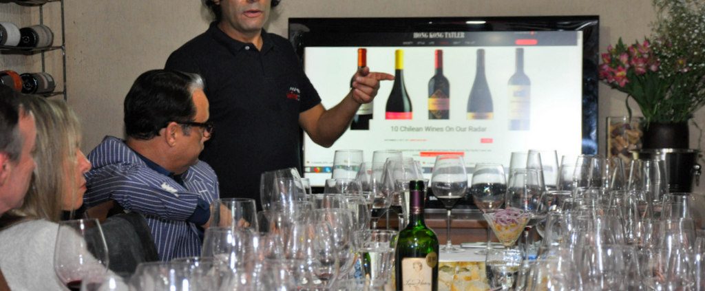 Alex Ordenes durante a degustação dos Chilean Premium Wine – Tasting Tour, apresentando o vinhos da vinícola PS Garcia
